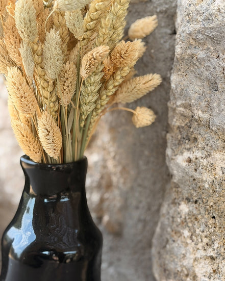Petit Vase in Black with Dry Flowers
