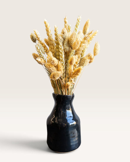Petit Vase in Black with Dry Flowers